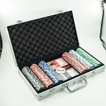 Set de Poker Complex cu 300 de jetoane Flippy, Include 2 seturi de carti, 5 zaruri, Echipat cu servieta de aluminiu cu dimensiunile 39x7x27 cm