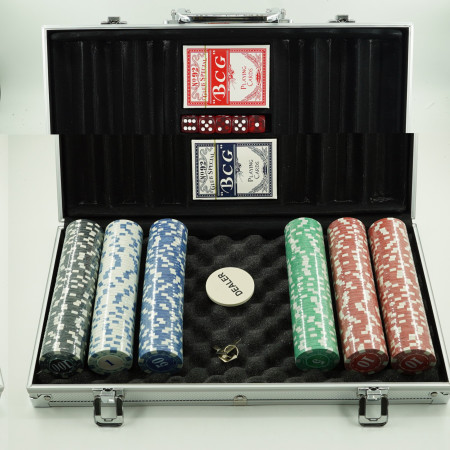 Set de Poker Complex cu 300 de jetoane Flippy, Include 2 seturi de carti, 5 zaruri, Echipat cu servieta de aluminiu cu dimensiunile 39x7x27 cm