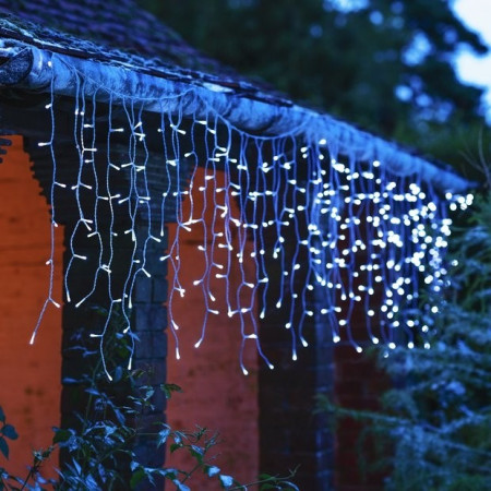 Instalatie Craciun, 9 m, 275 Led-uri ,Franjuri, Alb rece, 8 jocuri de lumini, Transformator cu telecomanda, Interconectabila, Prelungitor 3 m inclus, Fir Negru, Flippy