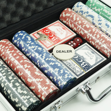 Set de Poker Complex cu 300 de jetoane Flippy, Include 2 seturi de carti, 5 zaruri, Echipat cu servieta de aluminiu cu dimensiunile 39x7x27 cm