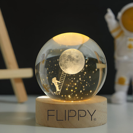 Lampa LED Decorativa, Flippy, cu Bila de Cristal cu Diametru 6cm, Model Astronaut pe Scara catre Luna 3D, Alimentare USB, Suport din Lemn, Lumina Alb Cald