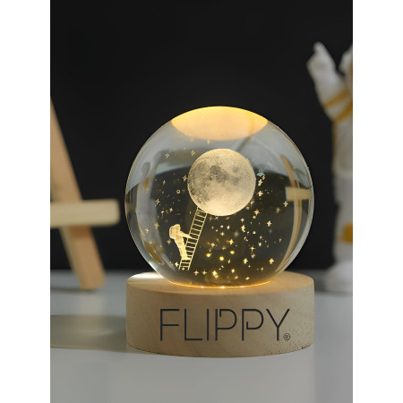 Lampa LED Decorativa, Flippy, cu Bila de Cristal cu Diametru 6cm, Model Astronaut pe Scara catre Luna 3D, Alimentare USB, Suport din Lemn, Lumina Alb Cald