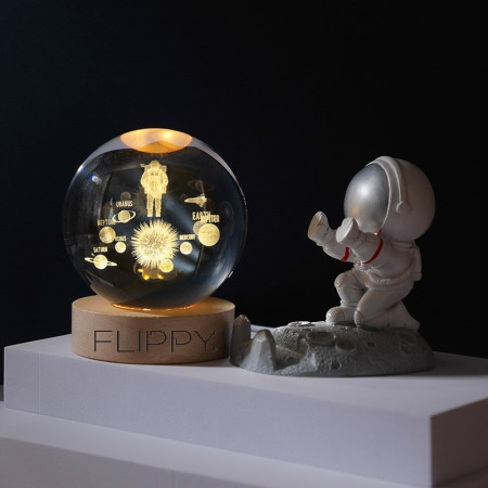 Lampa LED Decorativa, Flippy, cu Bila de Cristal cu Diametru 6cm, Model Astronaut in Galaxie 3D, Alimentare USB, Suport din Lemn, Lumina Alb Cald