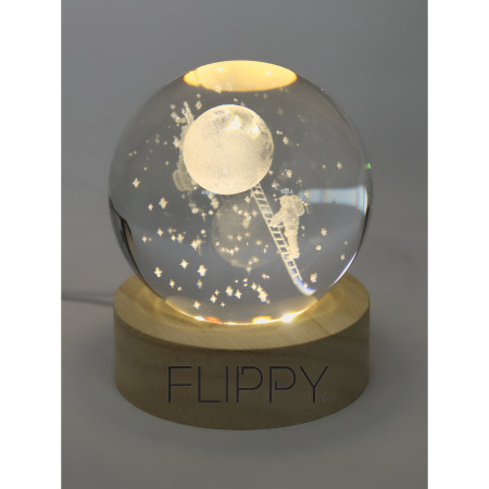 Lampa LED Decorativa, Flippy, cu Bila de Cristal cu Diametru 6cm, Model Astronaut pe Scara catre Luna 3D, Alimentare USB, Suport din Lemn, Lumina Alb Cald