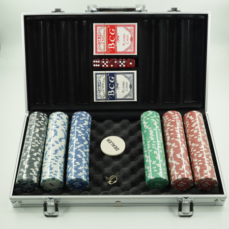 Set de Poker Complex cu 300 de jetoane Flippy, Include 2 seturi de carti, 5 zaruri, Echipat cu servieta de aluminiu cu dimensiunile 39x7x27 cm