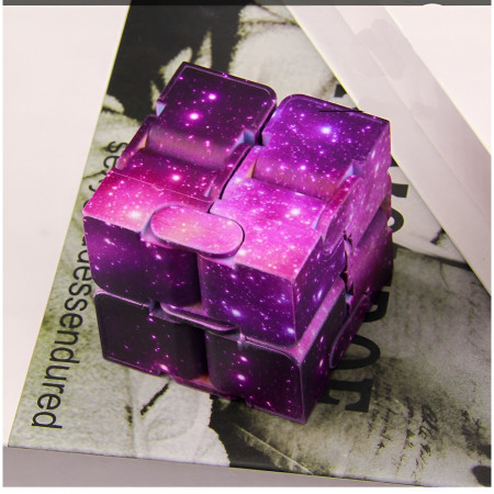 Jucarie Interactiva Antistres cu Miscari Infinite, Cub Magic, 3 ani, 4x4x4cm, Violet