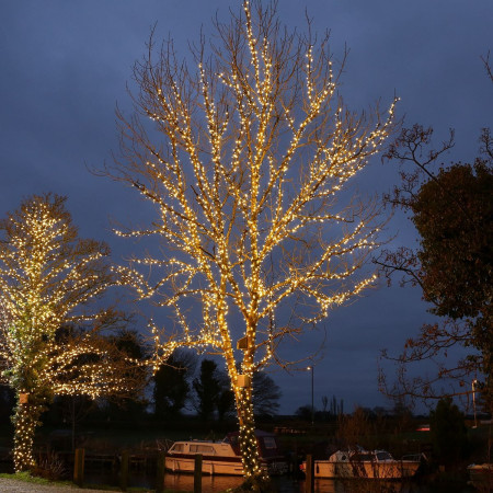 Instalatie de Craciun Liniara Yoto, 22 m, din care 1 m Prelungitor 220V, 300 LED, 8 jocuri de lumini, Controler, Utilizare Interior/Exterior, Fir Negru, Alb Cald